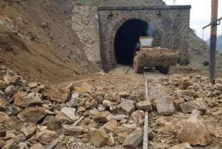 ریزش کوه در مسیر ریلی میانه‌ ـ‌ هشترود