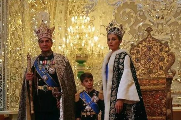 آشوب در حیاط خلوت شاه