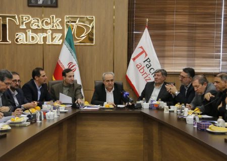 از صنعتگران، تولیدکنندگان و کارآفرینان حمایت کامل می‌کنم