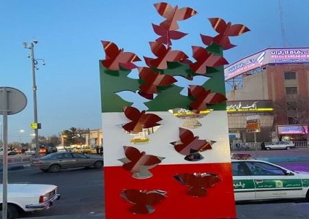 نصب اولین المان ویژه دهه فجر در میدان نماز