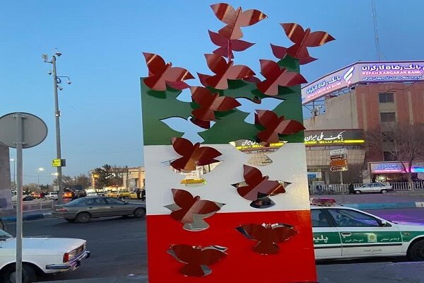 نصب اولین المان ویژه دهه فجر در میدان نماز