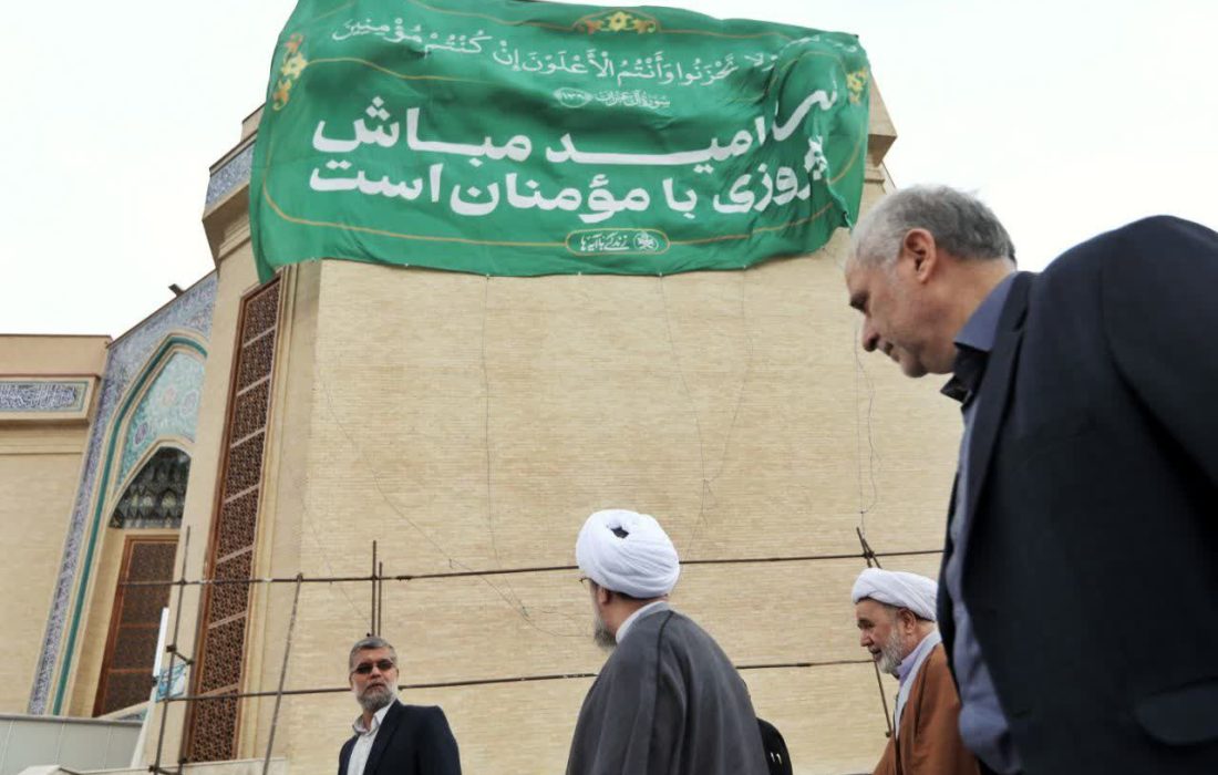 اهتزاز پرچم «زندگی با آیه ها بر فراز مصلی اعظم تبریز
