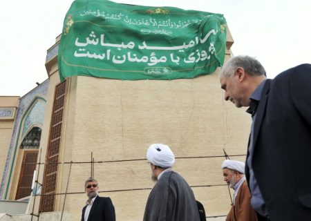 اهتزاز پرچم «زندگی با آیه ها بر فراز مصلی اعظم تبریز