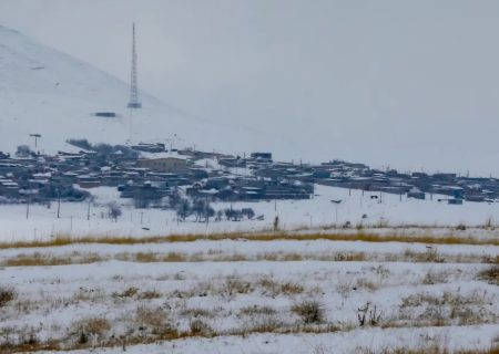 برف بهاری شهرهای شمال شرق آذربایجان‌شرقی را سفیدپوش کرد