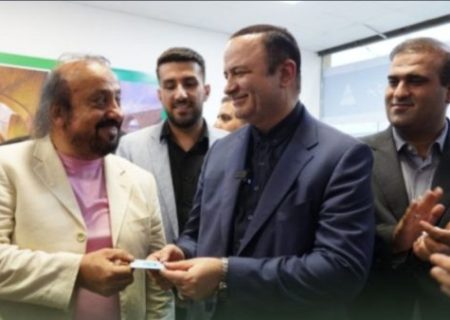 اولین گردشگر خارجی کارت مناطق آزاد ایران را دریافت کرد